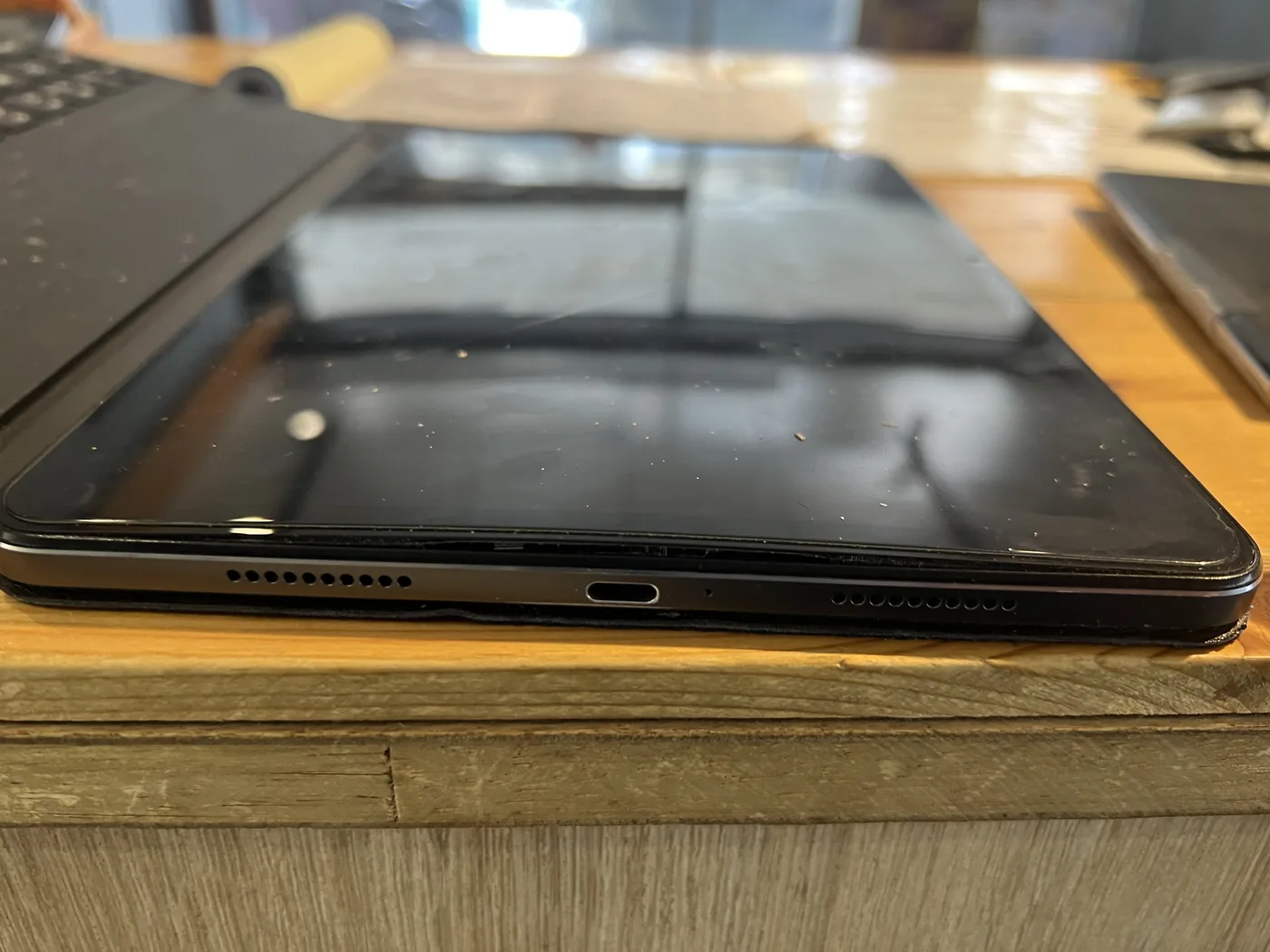 iPad Air 第 4／5 代側面，螢幕玻璃被膨脹的電池頂起，與機框之間出現明顯縫隙