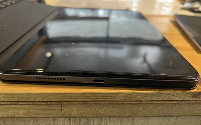 iPad Air 第 4／5 代側面，螢幕玻璃被膨脹的電池頂起，與機框之間出現明顯縫隙