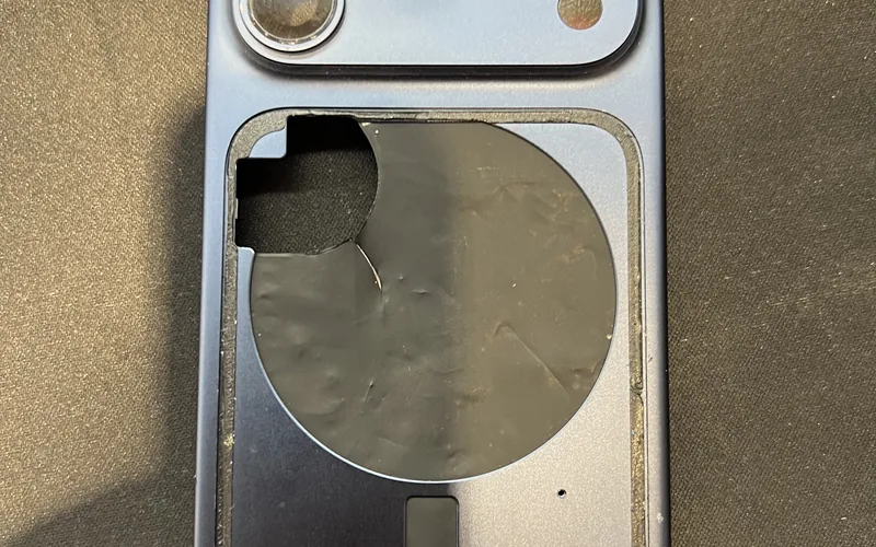 iPhone 17 Pro 背蓋破裂更換，拆除背蓋玻璃後的機身框架與殘膠