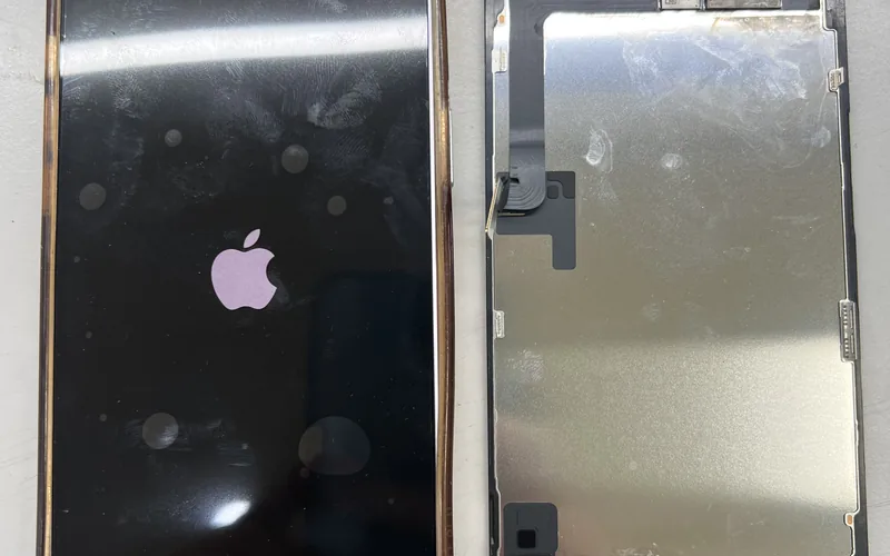 iPhone 進水後更換螢幕，左邊為換上新螢幕後開機顯示 Apple 標誌，右邊為拆下的舊螢幕總成背面