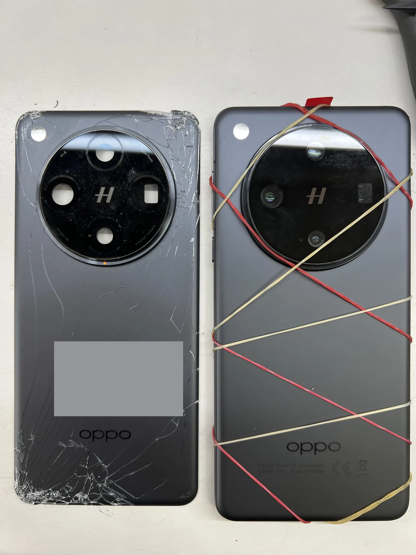 OPPO Find X8 Pro 拆下的破裂舊背蓋與換上新背蓋後以橡皮筋固定的機身並排對照