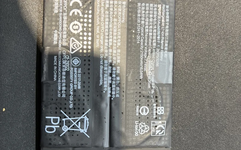 OPPO Reno5 更換電池，拆機取出的原電池 BLP811