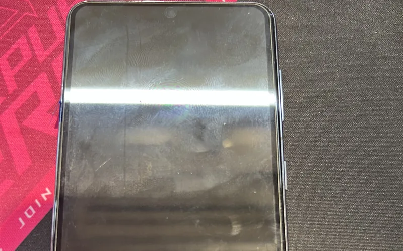 Samsung Galaxy S23 送修時的外觀，螢幕為關閉狀態，機身外觀完整無破裂