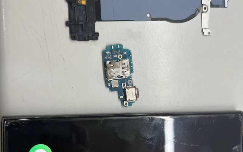 Samsung Galaxy S23 Ultra 無法充電維修，更換充電尾插小板後測試充電