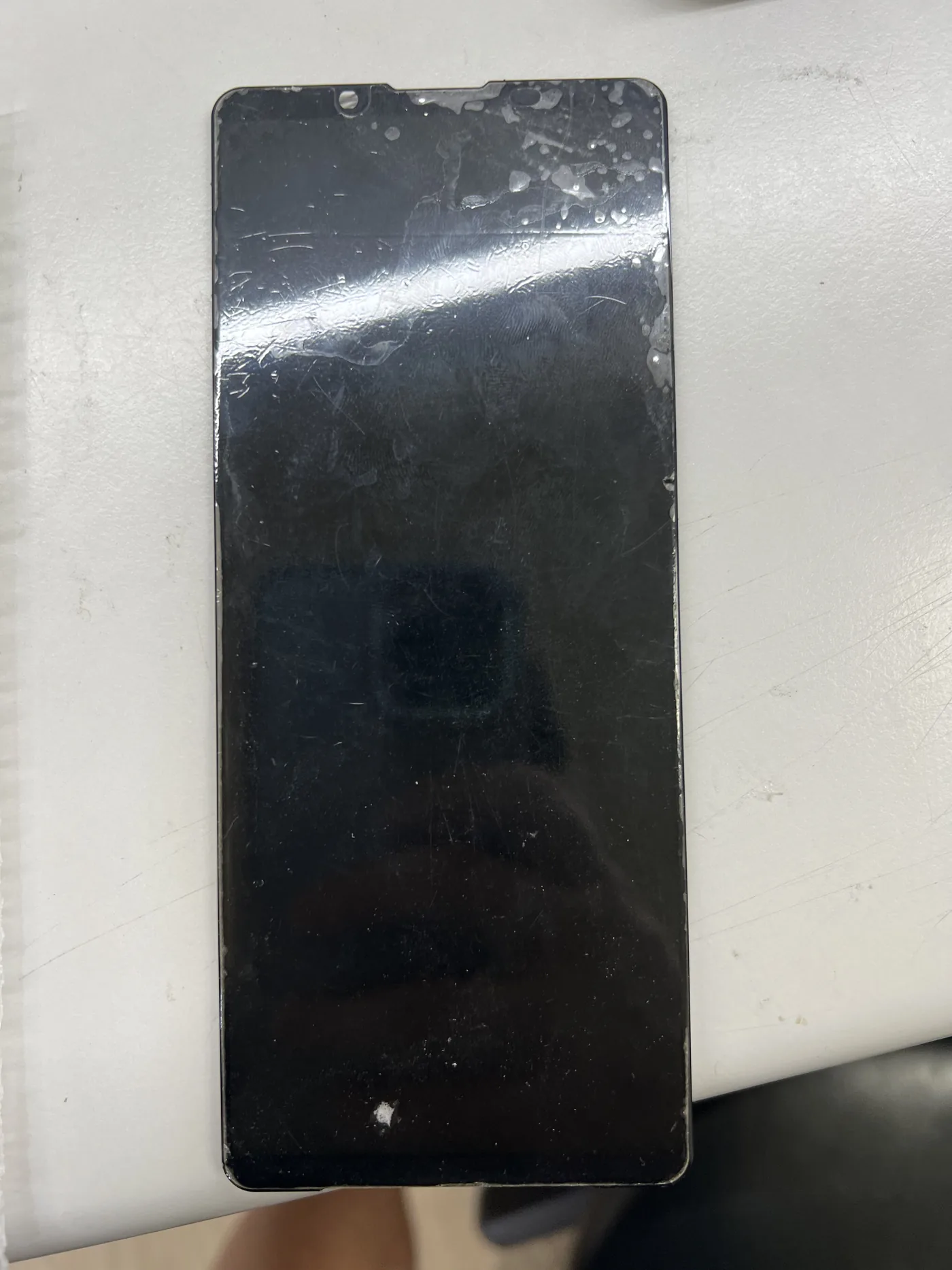Sony Xperia 10 VIII 送修時螢幕全黑無法顯示，玻璃表面有污漬斑點與細刮痕