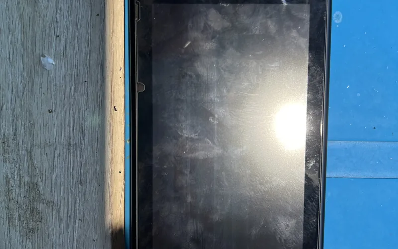 Nintendo Switch 無法充電不開機，維修台上螢幕全暗的主機